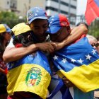 Venezolanos se abrazan. (Fuente externa)