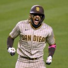 Fernando Tatis  Jr., de San Diego, reacciona luego de anotar por un doble de Manny Machado.