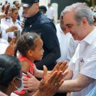 Luis Abinader interactúa con niña