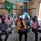 Productores de café beneficiados durante el acto de entrega de los cheques.