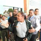 Momento en que la coronela reacciona a visita no anunciada del defensor del pueblo al canódromo.