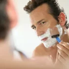Hombre afeitándose (Fuente externa)