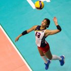 Ariana Rodríguez hace un servicio en el segundo parcial.