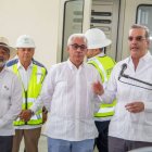 Momento en que queda en servicio la subestación Cabreto. De derecha a Izq. Pdte. Luis Abinader, Martín Robles Morillo, adm. ETED y Bienvenido Santana, pdte. Consejo directivo ETED.