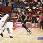 Juan Guerrero, de los Leones, driblea el balón en el juego de anoche ante los Indios.