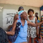  Varias mujeres conversan, el 26 de agosto de 2022, en Puerto Príncipe (Haití). La violencia y la falta de salubridad atenazan a cientos de mujeres y niñas que malviven en un campamento instalado desde el 8 de julio en una plaza pública de la capital haitiana, donde se acomodaron tras huir de la guerra entre bandas en Cité-Soleil, área metropolitana de Puerto Príncipe. EFE/ Johnson Sabin