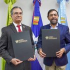 Foto 1. Director del INDRHI junto al presidente del TSE.