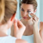 Agua micelar, toallitas o crema: cuál es el mejor método para sacar el maquillaje del rostro (Getty Images)

