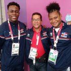 Los medallistas olímpicos Zacarías Bonnat y Crismerey Santana junto a su entrenador Héctor Domínguez.