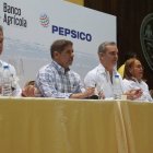 Foto 2. Luis Abinader durante encuentro con productores en SJM.