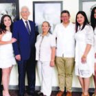 El doctor Bruno Rosario Candelier en dos momentos: agradeciendo el homenaje y junto a su familia.