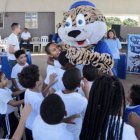 EL TIGUERITO ABRAZA A LOS NIÑOS