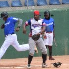 Momento de acción entre los equipos del MESCYT y la Dirección General de Aduanas, que se enfrentan por el avance a la final del torneo gubernamental 2022. (Fuente externa)
