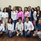 Liz Mieses junto a los jóvenes. 