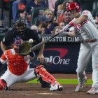 J.T. Realmuto, de los Filis de Filadelfia, conecta un jonrón en la décima entrada del primer juego de la Serie Mundial