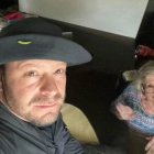 Hombre nadó por las calles inundadas de Florida para rescatar a su madre en silla de ruedas
