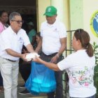 (foto #2) NAGUA.- El director general de la DGDC, Eléxido Paula, entrega alimentos a familias pobres de aquí. jpg