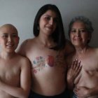Lorena Estrada (i), Sandra Monrroy (c) y Ángeles Arreola (d) pacientes con cáncer de mama posan para fotos, en Ciudad de México (México). EFE.