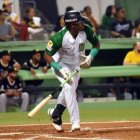 Elehuris Montero  mira la pelota.