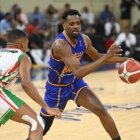 Juan Miguel Suero hace ofensiva frente a la defensa.