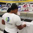 Una de las inspectoras de Pro Consumidor verifica precios de artículos que podrían ser ofrecidos en ofertas con motivo del Viernes Negro.