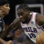   Shake Milton, de Sixers,  es  defendido por Gary Harris (14), Orlando.