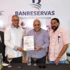 Andrés Vanderhorst entrega reconocimiento a Fernando Teruel acompañado por Porfirio de Jesús de la ACD y Rafael Flores, cronista deportivo.