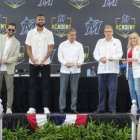 El presidente de los Marlins, Bruce Sherman, Kennedy Vargas, representante del gobierno y el pelotero Sandy Alcántara, cortan la cinta para inaugurar la obra.