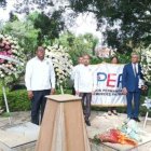 Juan Pablo Uribe, junto a colaboradores de Efemérides Patrias, luego de hacer el depósito de ofrenda floral, en la Casa Museo Hermanas Mirabal.