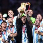 Lionel Messi y los demás jugadores de Argentina celebran.