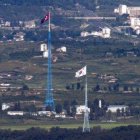 ARCHIVO - Banderas de Corea del Norte, al fondo, y de Corea del Sur, al frente, ondean en la franja fronteriza entre ambos países, en Paju, Corea del Sur, el 9 de agosto de 2021. (Im Byung-shik/Yonhap vía AP, archivo)