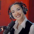 Gabi Desangles al participar en programa radial