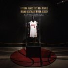 Vendida por 3,68 millones de dólares una histórica camiseta de Lebron James