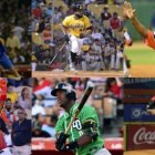 César Valdez, Zolio Almonte, Yamaico Navarro (arriba). Marcell Ozuna, Junior Lake y Enny Romero (abajo).