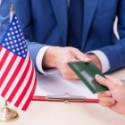 Entrega de visa. Imagen de referencia.