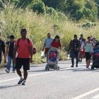 Originarios de República Dominicana, Venezuela, Ecuador, Colombia, Cuba, Haití y del Triángulo del Norte de Centroamérica explicaron a EFE que los agentes les dan documentos con la promesa de regularizar su estancia en México, pero en realidad los dejan “atrapados”.