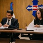 Foto 1, Elizabeth Mena y José Burdie firrman el acuerdo