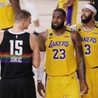 Nikola Jokic (15), junto a LeBron James y Anthony Davis