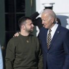 Joe Biden abraza a Volodímir Zelenski