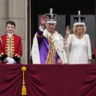 El rey Carlos III y la reina Camila saludan a la muchedumbre desde el balcón del Palacio de Buckingham tras la ceremonia de coronación en Londres, el sábado 6 de mayo de 2023. (AP Foto/Frank Augstein)
