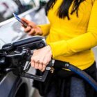 Madre echando gasolina (Fuente externa)