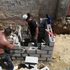 Hombres trabajan en la remodelación.