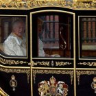 -FOTODELDÍA- LONDRES (REINO UNIDO), 06/05/2023.- El rey Carlos III y la reina consorte Camila abandonan el palacio de Buckingham en la carroza real, camino a la abadía de Westminster con motivo de la ceremonia de coronación este sábado. EFE/ Neil Hall