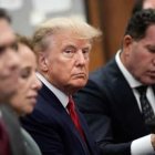  El expresidente Donald  Trump se sienta en la sala del Tribunal  Penal de Nueva York.