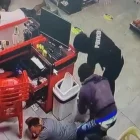 Hombres con atuendos policiales asaltan supermercado en Santiago. Fuente externa