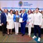  El presidente del PRD, Miguel Vargas, entrega el certificado a Silvia Garciìa que la acredita como nueva Secretaria Nacional de Relaciones Internacionales. Fuente externa