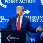 El expresidente de los Estados Unidos, Donald J. Trump, pronuncia un discurso durante la Conferencia de Acción Turning Point en West Palm Beach, Florida. EFE/EPA/CRISTOBAL HERRERA-ULASHKEVICH