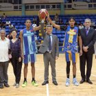 El embajador Chen Luning realiza el saque de honor en el inicio de la Copa de Baloncesto Amistad con China. Le acompañan, desde la izquierda, Leo Corporán,  Wang Heming, esposa del embajador; Miguel Mejía y Rafael Santos.