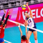 Ariana Rodríguez, de la República Dominicana, consigue un potente remate en el segundo parcial ante Puerto Rico.