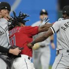 José Ramírez conecta puñetazo a Tim Anderson.